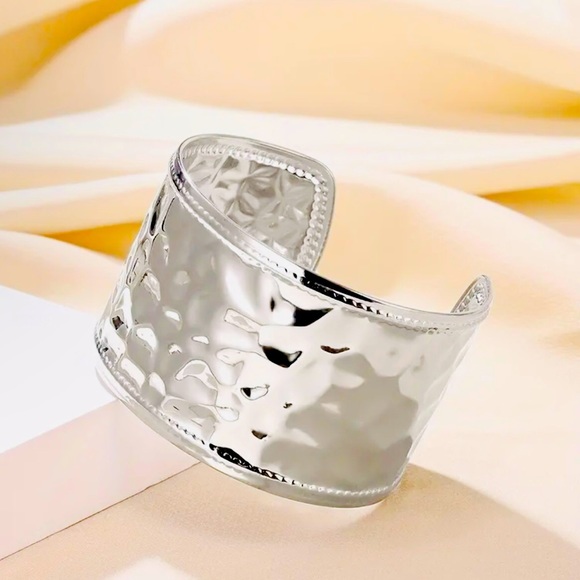 ✨✨18K WGP Hammered Cuff Bracelet✨✨ - Picture 3 of 5